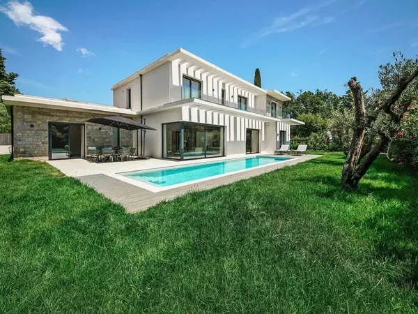 MOUGINS - VILLA NEUVE 400 m2 AU CALME - QUARTIER TRÈS RECHERCHÉ