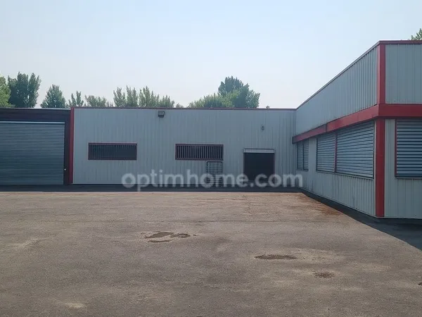 REBAIS - Terrain de 8500m² environ avec 2 batiments industriels de 1800m²