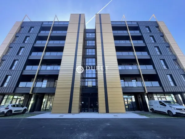 Local professionnel 222 m²
