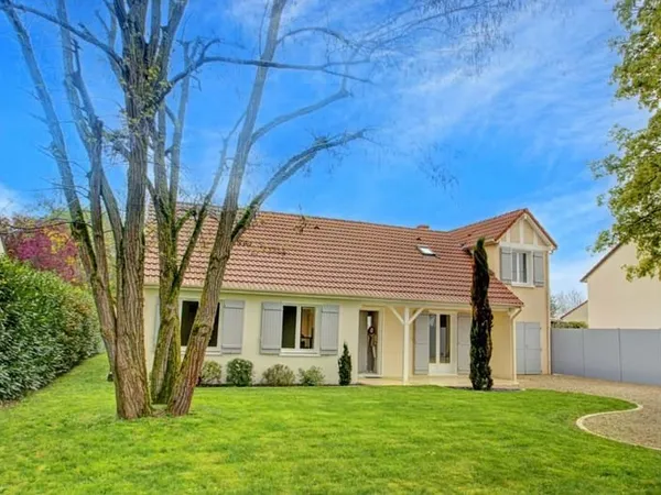 Maison À Vendre LA CHAPELLE ST MESMIN avec piscine