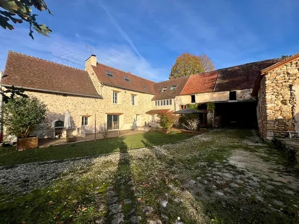 Élégant corps de ferme de plus de 300 m², rénovation de qualité et cadre paisible