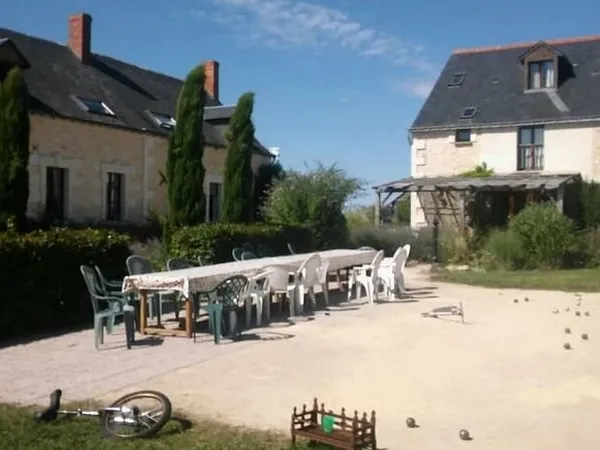 Propriété comprenant une maison et 6 gites - Noyant Villages