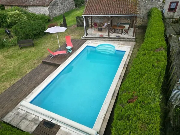 Maison individuelle avec piscine dans un joli hameau