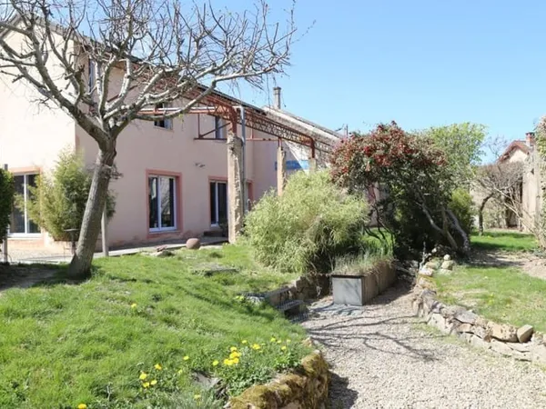 Loft de 200 m² sur 1 097 m² de terrain entièrement clos de murs avec dépendances