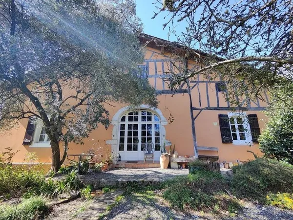Maison de style landais rénovée avec trois chambres et jardin