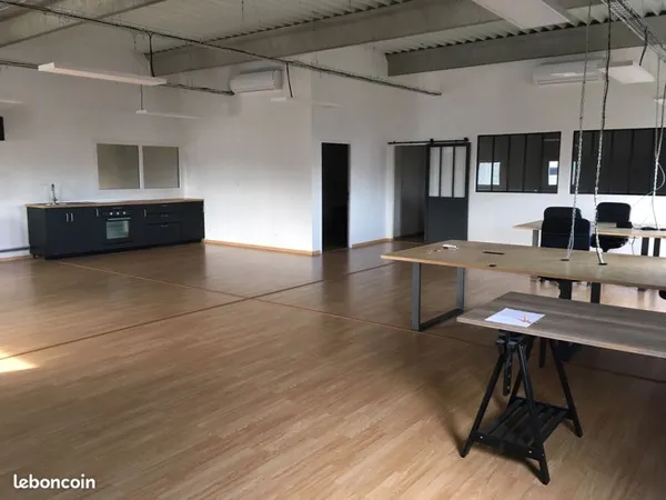 Bureaux paysagés de 200 m2 avec salle de réunion et salle vitrée