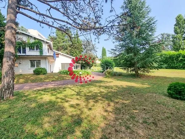 Maison à louer 7 pièces 220 m2 sur 2500 m2 proche bus et com