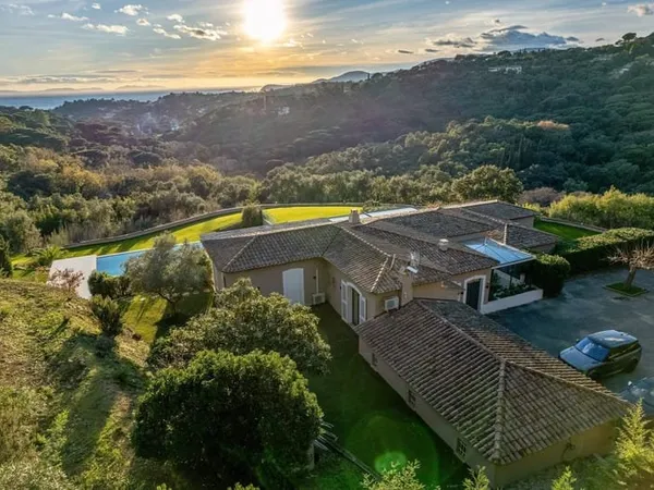 Maison 5 pièces 374 m²