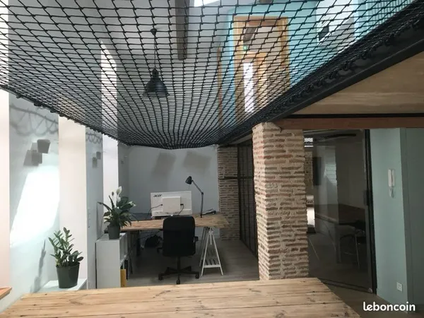 Bureau ouvert dans espace de coworking