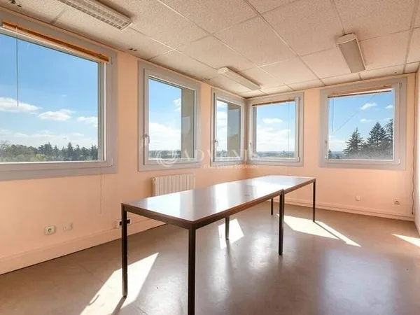 Bureau 586 m²