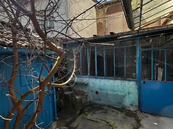 Maison avec garage et cour à rénover