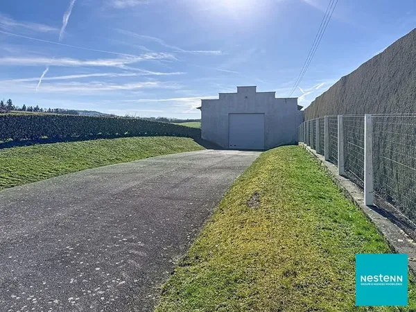 A Cottance, 10 minutes de Feurs, Local d'activité / dépôt de 207 m2 au sol sur terrain constructible
