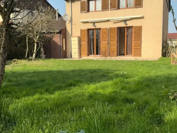 Maison 5 pièce(s) 104.18 m2 . Bourg En Bresse 01000