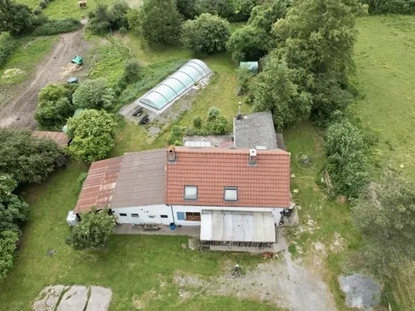Maison au calme au sud du Morvan 3,8 hectares, piscine et