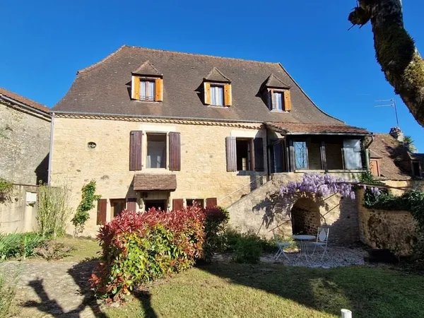 Maison de caractère en pierres avec jardin et dépendance