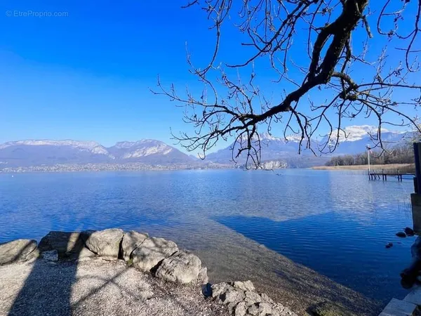 Propriété idéalement située au bord du lac de Annecy