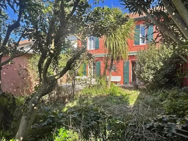 Dans une rue paisible, maison de ville à rénover