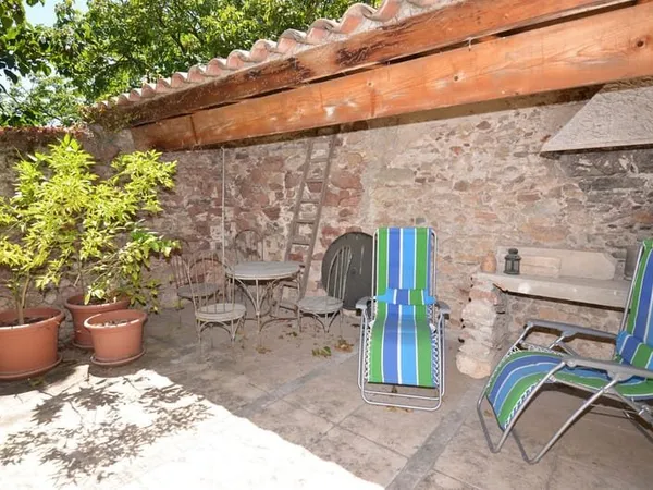 Spacieuse maison en pierre avec cour et terrasse dans le sud de la France