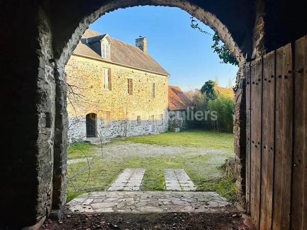 Propriété en pierre 290m2 à Pont-Hebert