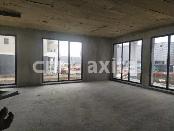 Local commercial 213 m²