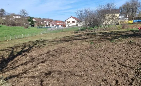 Terrain de 894m², constructible et viabilisé.
