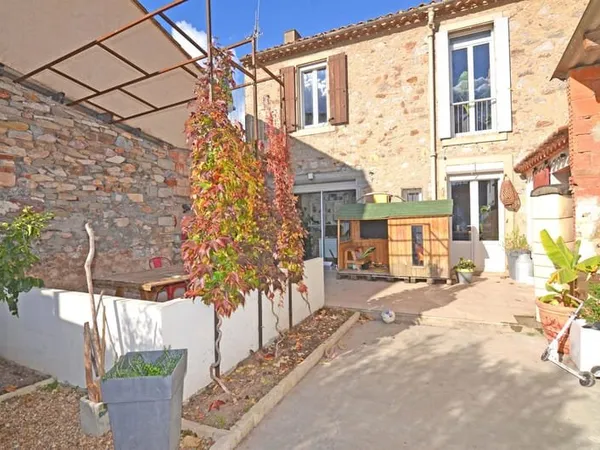 Maison en pierre rénovée avec jardin/cour à Caunes Minervois