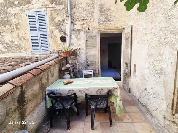 A voir Draguignan centre F3 de 95m traversant avec terrasse