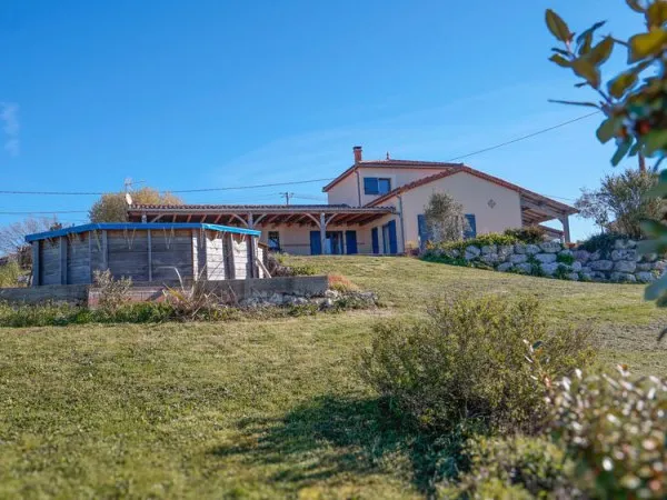 Maison restaurée et agrandie avec grande dépendance vue