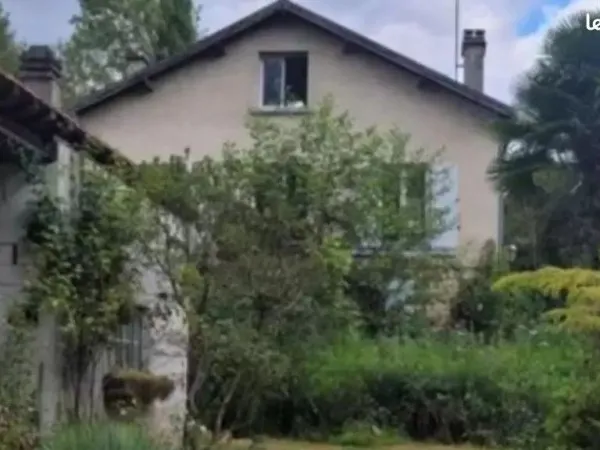 Maison de 115m2 au sol près de 100m2 + dépendances de 60m2 sur un terrain de 4000m2 dont un ru qui l