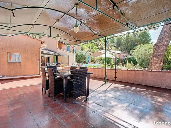 Propriété 7 pièces 216 m²