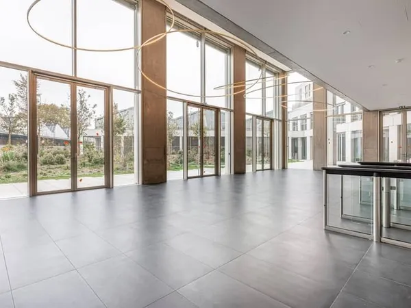 Bureaux 8 pièces 7706 m²