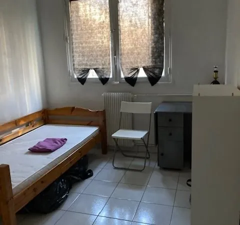 Studio meuble wc et douche palier - proche gare versailles chantiers