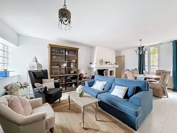 Maison de charme au coeur de REUGNY - 5 pièces avec 3 chambres, grenier aménageable, cour et garage