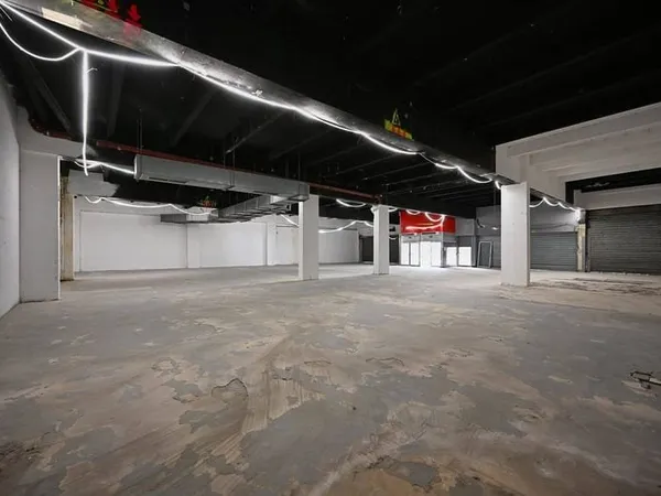 Local commercial 1 pièce 675 m²