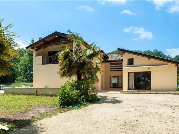 Villa de 8 pièces principales