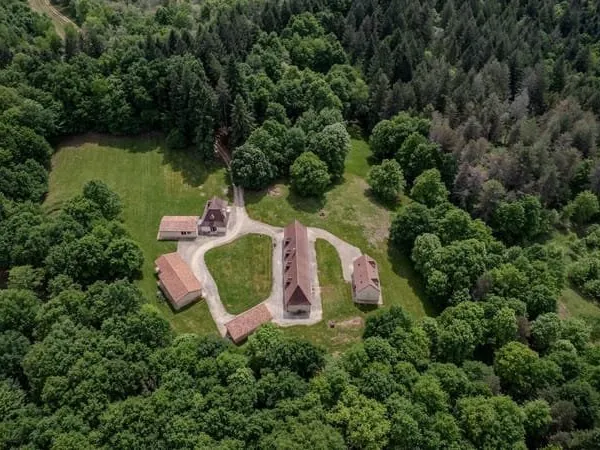 Domaine forestier d'exception avec bâtis en pierre - 100 hectares de nature préservée