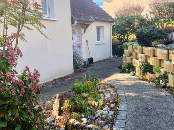 EN EXCLUSIVITÉ, PAVILLON DE CHARME AU CALME AVEC VUE DÉGAGÉE.