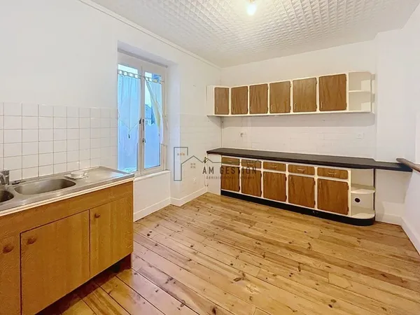Appartement T3 dans le centre de Magnac-Bourg.