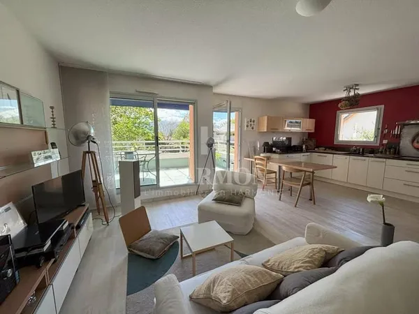 Harmon à vendre : BEL APPARTEMENT T4 AVEC VUE SUR LES PYRÉNÉES