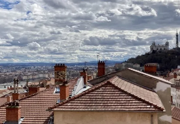 À VENDRE DERNIER ÉTAGE D'UN PETIT IMMEUBLE - 69001 LYON - P