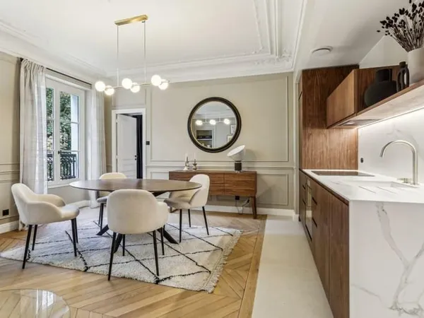 Rue Washington, 5 pièces refait à neuf