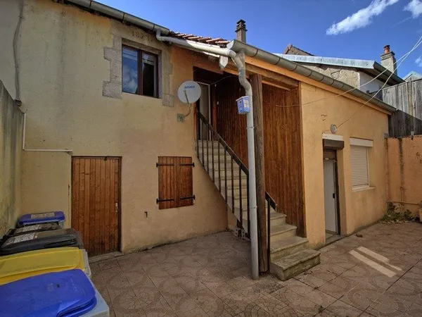 IMMEUBLE DE RAPPORT AVEC 2 APPARTEMENTS ET UNE MAISON