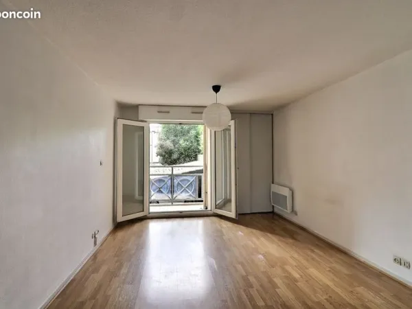 Studio 23 m² avec balcon sur cour en bon état, Bordeaux Victoire - Saint Genes