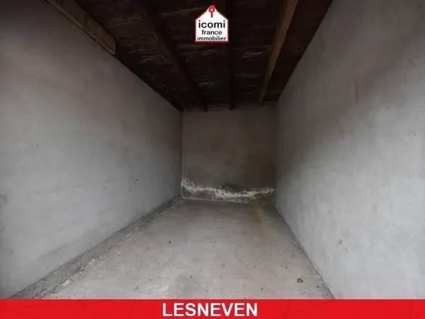 FINISTERE - Lesneven (29260) - A VENDRE - GARAGE 12M² - PORTE BATTANTE EN BOIS - IDEAL STOCKAGE OU S