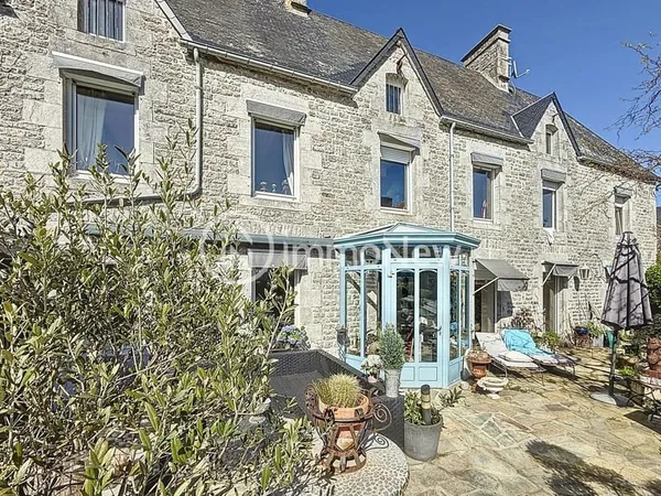 Maison en pierres avec piscine