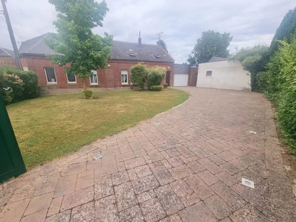 Semi-individuelle, 3 chambres, grand jardin et grand garage