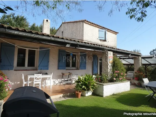 VILLA SUR 2 NIVEAUX PROCHE CENTRE VILLAGE
