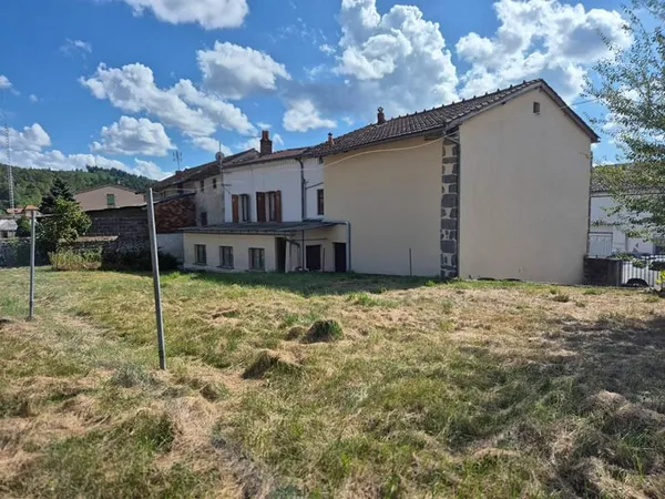 SAINT-DIER-D'AUVERGNE / Maison à vendre avec jardin clos de 450 m² et grange attenante !