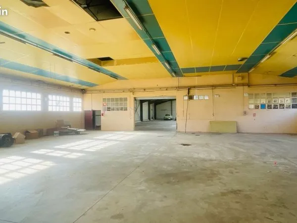 Locations emplacements dans hangar (stockage pro, box, garde-meuble, motos,...)