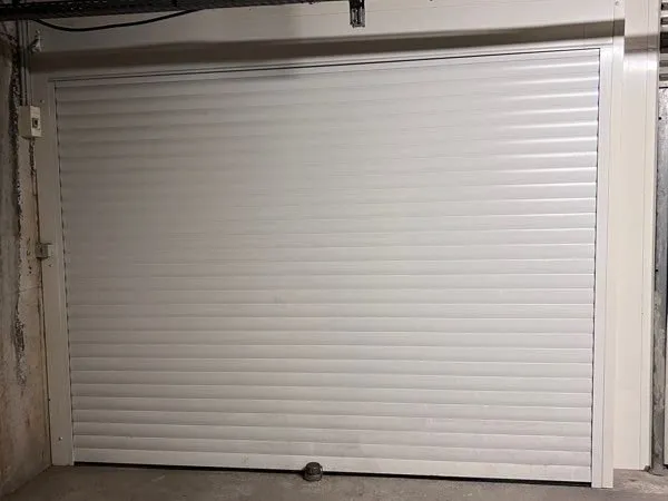 Rare Grand garage parking box 24 m fermé sécurisé équipé avec électricité et mezzanine 13011 Marseil